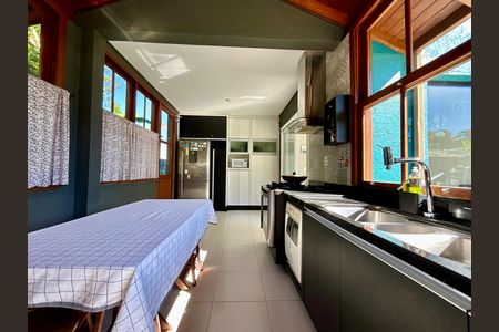 Casa para alugar com 330m², 4 quartos e 4 vagas Casa para alugar com 330m², 4 quartos e 4 vagasCozinha
