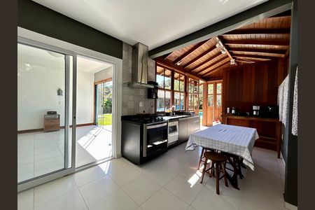 Casa para alugar com 330m², 4 quartos e 4 vagas Casa para alugar com 330m², 4 quartos e 4 vagasCozinha