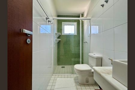 Casa para alugar com 330m², 4 quartos e 4 vagas Casa para alugar com 330m², 4 quartos e 4 vagasBanheiro Suíte 3