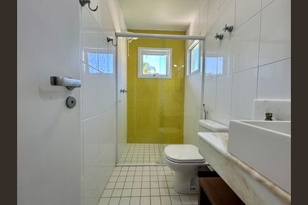 Casa para alugar com 330m², 4 quartos e 4 vagas Casa para alugar com 330m², 4 quartos e 4 vagasBanheiro suíte 2
