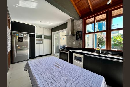 Casa para alugar com 330m², 4 quartos e 4 vagas Casa para alugar com 330m², 4 quartos e 4 vagasCozinha