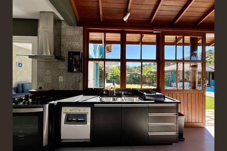 Casa para alugar com 330m², 4 quartos e 4 vagas Casa para alugar com 330m², 4 quartos e 4 vagasCozinha