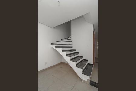 Casa à venda com 140m², 3 quartos e 2 vagasEscada