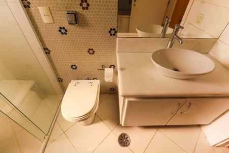 Apartamento para alugar com 298m², 4 quartos e 5 vagas Apartamento para alugar com 298m², 4 quartos e 5 vagasBanheiro da Suíte 2