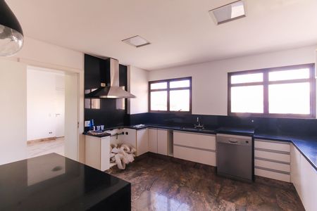 Apartamento para alugar com 298m², 4 quartos e 5 vagas Apartamento para alugar com 298m², 4 quartos e 5 vagasCozinha
