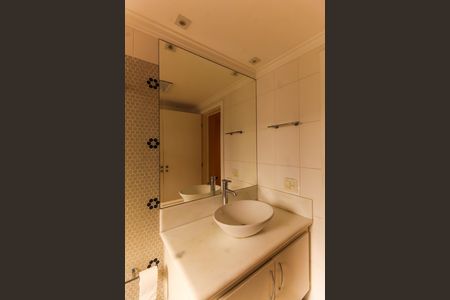 Apartamento para alugar com 298m², 4 quartos e 5 vagas Apartamento para alugar com 298m², 4 quartos e 5 vagasBanheiro da Suíte 2