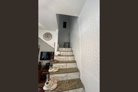 Casa à venda com 60m², 3 quartos e sem vaga Casa à venda com 60m², 3 quartos e sem vagaEscada