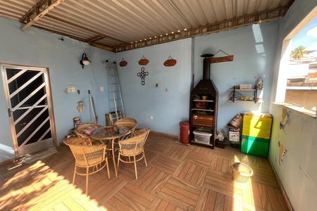 Casa à venda com 60m², 3 quartos e sem vaga Casa à venda com 60m², 3 quartos e sem vagaTerraço