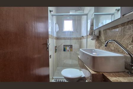 Banheiro social de apartamento à venda com 2 quartos, 120m² em Vila Eldizia, Santo André