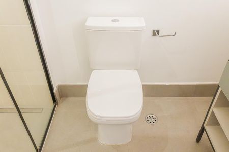 Banheiro de kitnet/studio para alugar com 1 quarto, 44m² em Pinheiros, São Paulo