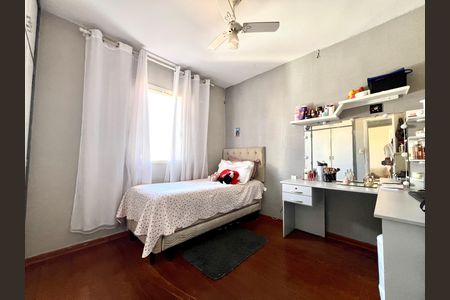 Casa à venda com 194m², 4 quartos e 3 vagas Casa à venda com 194m², 4 quartos e 3 vagasQuarto 3