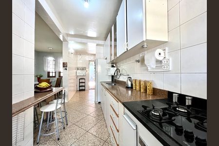 Casa à venda com 194m², 4 quartos e 3 vagas Casa à venda com 194m², 4 quartos e 3 vagasCozinha