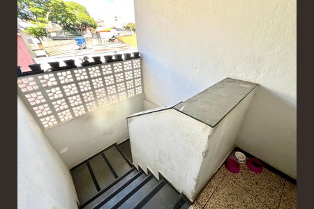 Casa à venda com 194m², 4 quartos e 3 vagas Casa à venda com 194m², 4 quartos e 3 vagasEscada