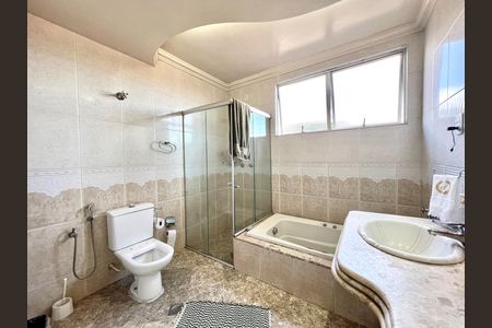 Casa à venda com 194m², 4 quartos e 3 vagas Casa à venda com 194m², 4 quartos e 3 vagasBanheiro da Suíte