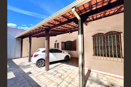 Casa à venda com 194m², 4 quartos e 3 vagas Casa à venda com 194m², 4 quartos e 3 vagasGaragem