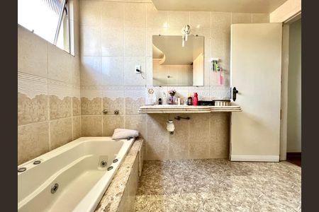 Casa à venda com 194m², 4 quartos e 3 vagas Casa à venda com 194m², 4 quartos e 3 vagasBanheiro da Suíte