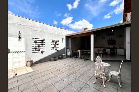 Casa à venda com 194m², 4 quartos e 3 vagas Casa à venda com 194m², 4 quartos e 3 vagasQuintal