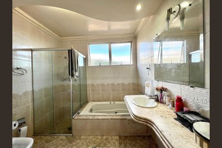 Casa à venda com 194m², 4 quartos e 3 vagas Casa à venda com 194m², 4 quartos e 3 vagasBanheiro da Suíte