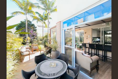 Casa de condomínio para alugar com 270m², 3 quartos e 3 vagasQuintal