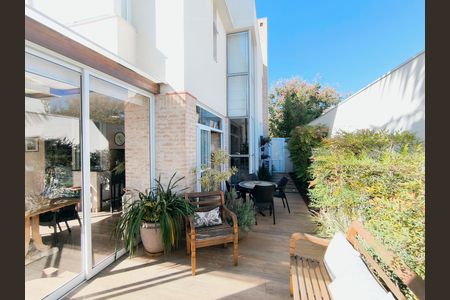Casa de condomínio para alugar com 270m², 3 quartos e 3 vagasQuintal