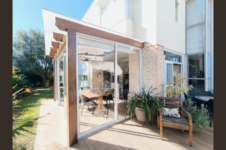 Casa de condomínio para alugar com 270m², 3 quartos e 3 vagasQuintal