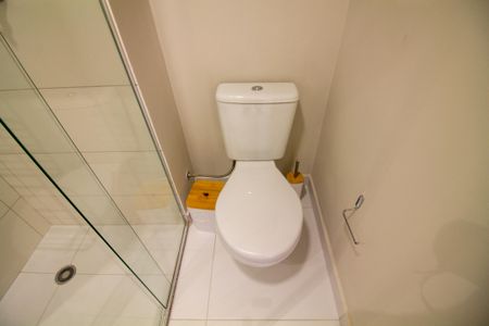 Banheiro de kitnet/studio para alugar com 1 quarto, 27m² em Vila Cordeiro, São Paulo