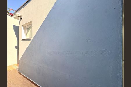 Casa à venda com 220m², 2 quartos e 3 vagas Casa à venda com 220m², 2 quartos e 3 vagasEntrada e Corredor externo