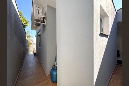 Casa à venda com 220m², 2 quartos e 3 vagas Casa à venda com 220m², 2 quartos e 3 vagasEntrada e Corredor externo