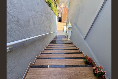 Casa à venda com 220m², 2 quartos e 3 vagas Casa à venda com 220m², 2 quartos e 3 vagasEscada externa