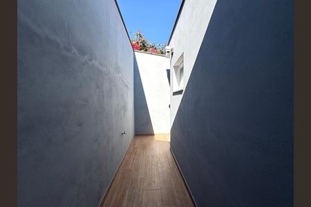 Casa à venda com 220m², 2 quartos e 3 vagas Casa à venda com 220m², 2 quartos e 3 vagasEntrada e Corredor externo