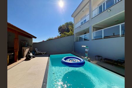 Casa à venda com 220m², 2 quartos e 3 vagas Casa à venda com 220m², 2 quartos e 3 vagasPiscina