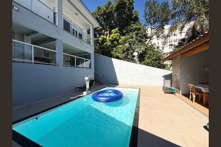 Casa à venda com 220m², 2 quartos e 3 vagas Casa à venda com 220m², 2 quartos e 3 vagasPiscina