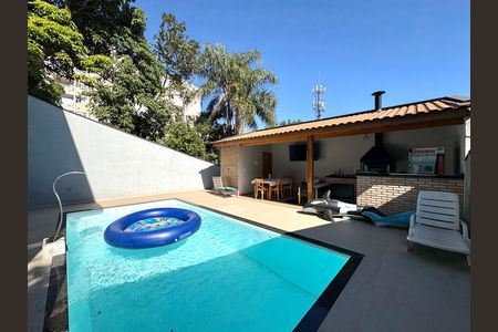 Casa à venda com 220m², 2 quartos e 3 vagas Casa à venda com 220m², 2 quartos e 3 vagasPiscina