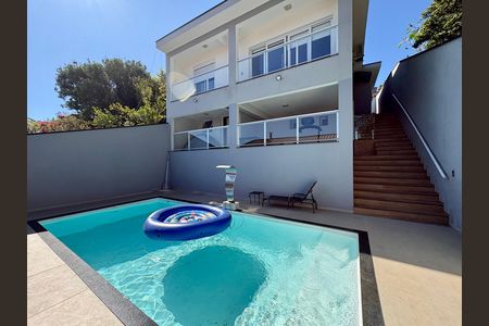 Casa à venda com 220m², 2 quartos e 3 vagas Casa à venda com 220m², 2 quartos e 3 vagasPiscina