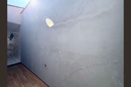 Casa à venda com 220m², 2 quartos e 3 vagas Casa à venda com 220m², 2 quartos e 3 vagasEntrada e Corredor externo