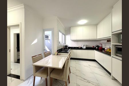Casa à venda com 220m², 2 quartos e 3 vagas Casa à venda com 220m², 2 quartos e 3 vagasCozinha