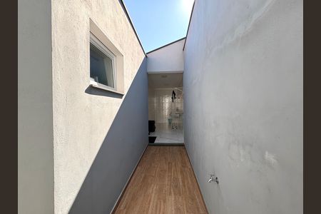 Casa à venda com 220m², 2 quartos e 3 vagas Casa à venda com 220m², 2 quartos e 3 vagasEntrada e Corredor externo