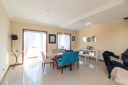 Casa para alugar com 331m², 3 quartos e 2 vagasSala