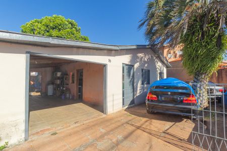Casa à venda com 380m², 3 quartos e 2 vagas Casa à venda com 380m², 3 quartos e 2 vagasFachada