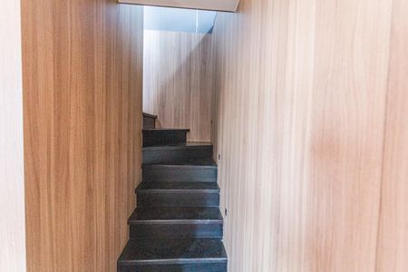 Apartamento à venda com 50m², 1 quarto e 2 vagas Apartamento à venda com 50m², 1 quarto e 2 vagasEscada de Acesso ao 2° Andar