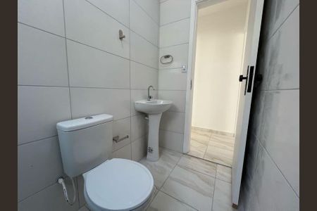 Banheiro de casa para alugar com 1 quarto, 32m² em Vila Pirajussara, São Paulo