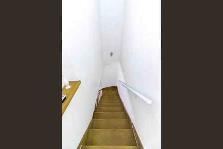 Casa à venda com 83m², 2 quartos e 1 vaga Casa à venda com 83m², 2 quartos e 1 vagaEscada