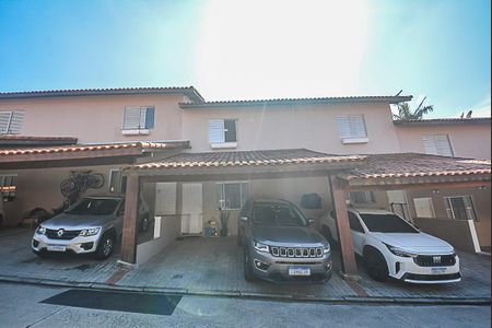 Casa de condomínio à venda com 90m², 2 quartos e 2 vagas Casa de condomínio à venda com 90m², 2 quartos e 2 vagasFachada