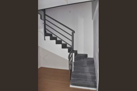 Apartamento à venda com 62m², 1 quarto e sem vaga Apartamento à venda com 62m², 1 quarto e sem vagaDetalhe - Escada Cobertura