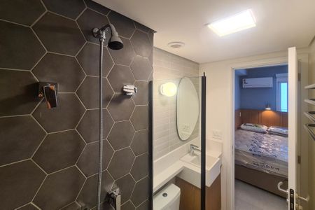 Banheiro de kitnet/studio à venda com 1 quarto, 29m² em Pinheiros, São Paulo