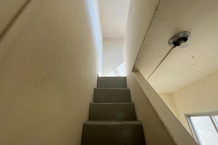 Casa à venda com 100m², 2 quartos e 1 vaga Casa à venda com 100m², 2 quartos e 1 vagaEscada