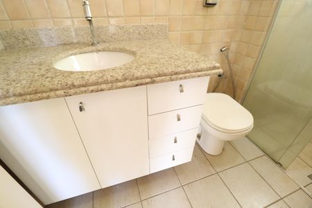 Apartamento para alugar com 72m², 4 quartos e 2 vagasBanheiro do Quarto 3