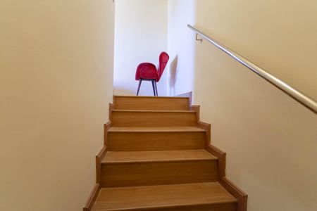 Apartamento à venda com 130m², 2 quartos e 2 vagas Apartamento à venda com 130m², 2 quartos e 2 vagasEscada