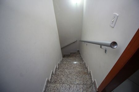 Casa à venda com 72m², 2 quartos e 1 vaga Casa à venda com 72m², 2 quartos e 1 vagaEscada