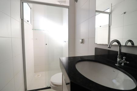 Apartamento para alugar com 60m², 2 quartos e 2 vagasBanheiro do Quarto 2